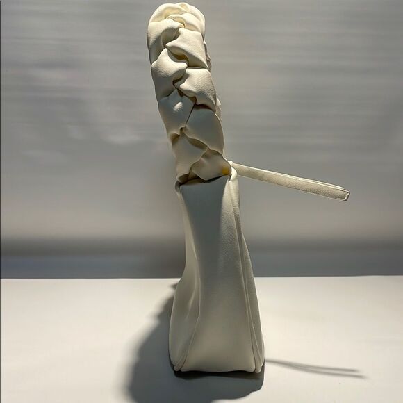 Elegant white faux leather Braided Handle Bag - Picture 2 of 9